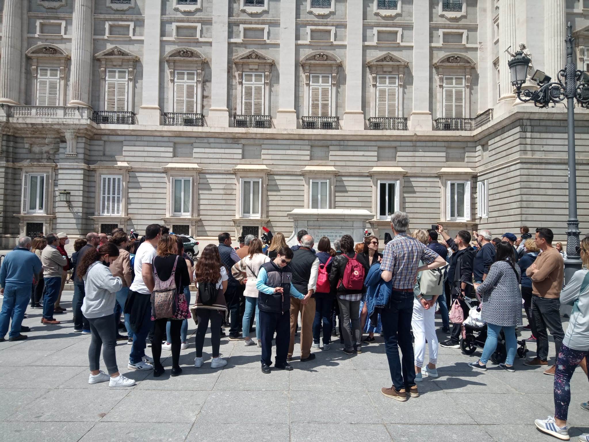 Público atendiendo la explicación en el Palacio de Oriente